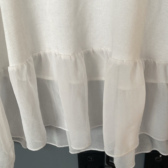 White sleeveless top 🌺 - Picture 3 of 4